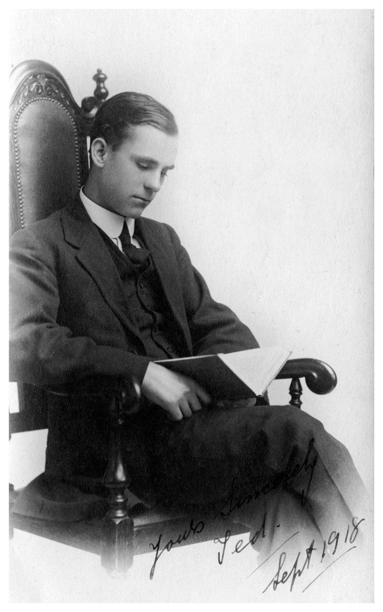 Mężczyzna siedzący na krześle i czytający książkę, 1918 autorstwa Unbekannt