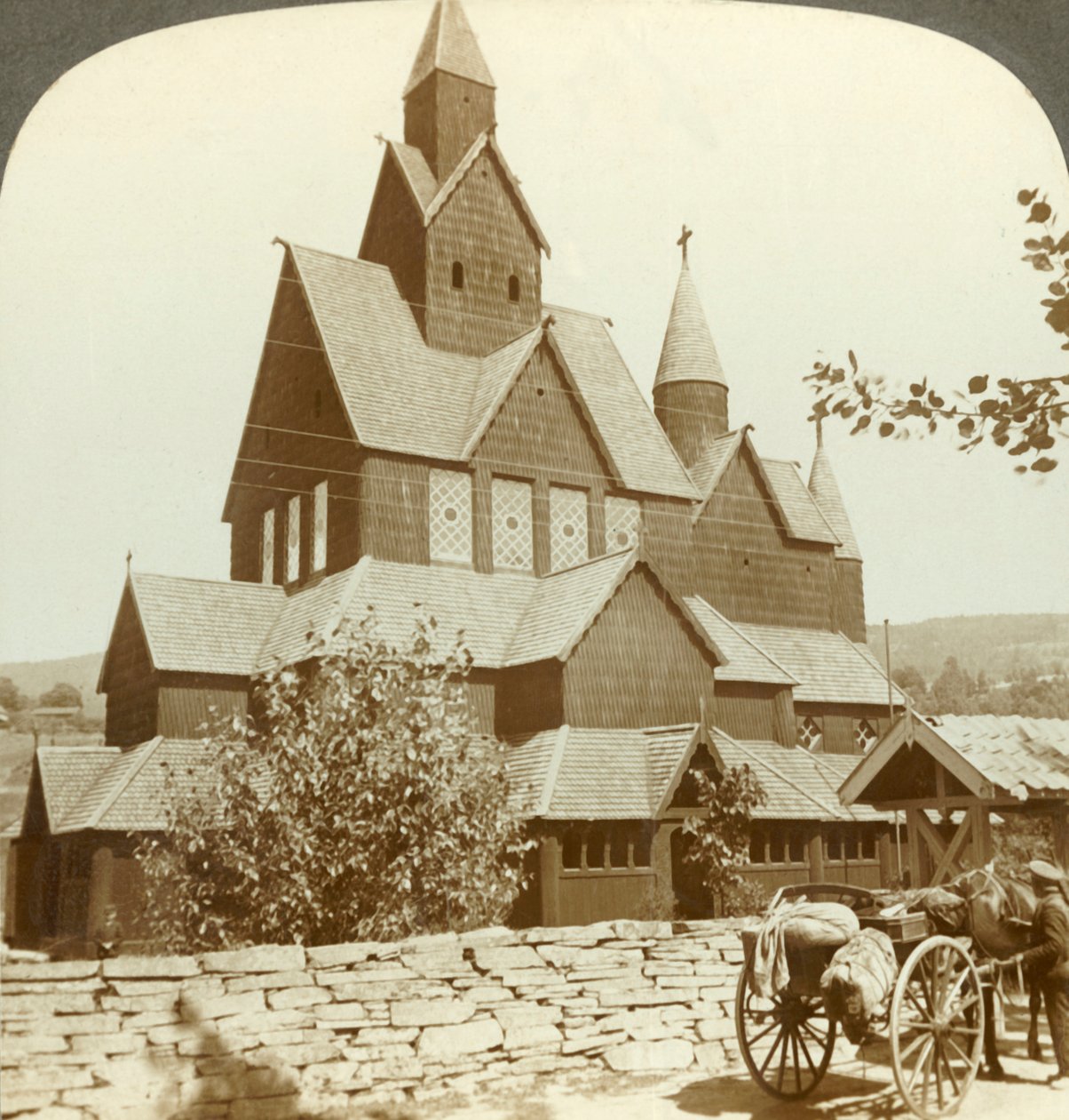Wielospadowy drewniany kościół z arkadami z XII wieku i wieżyczkami, Hitterdal, Norwegia, ok. 1905. autorstwa Unbekannt
