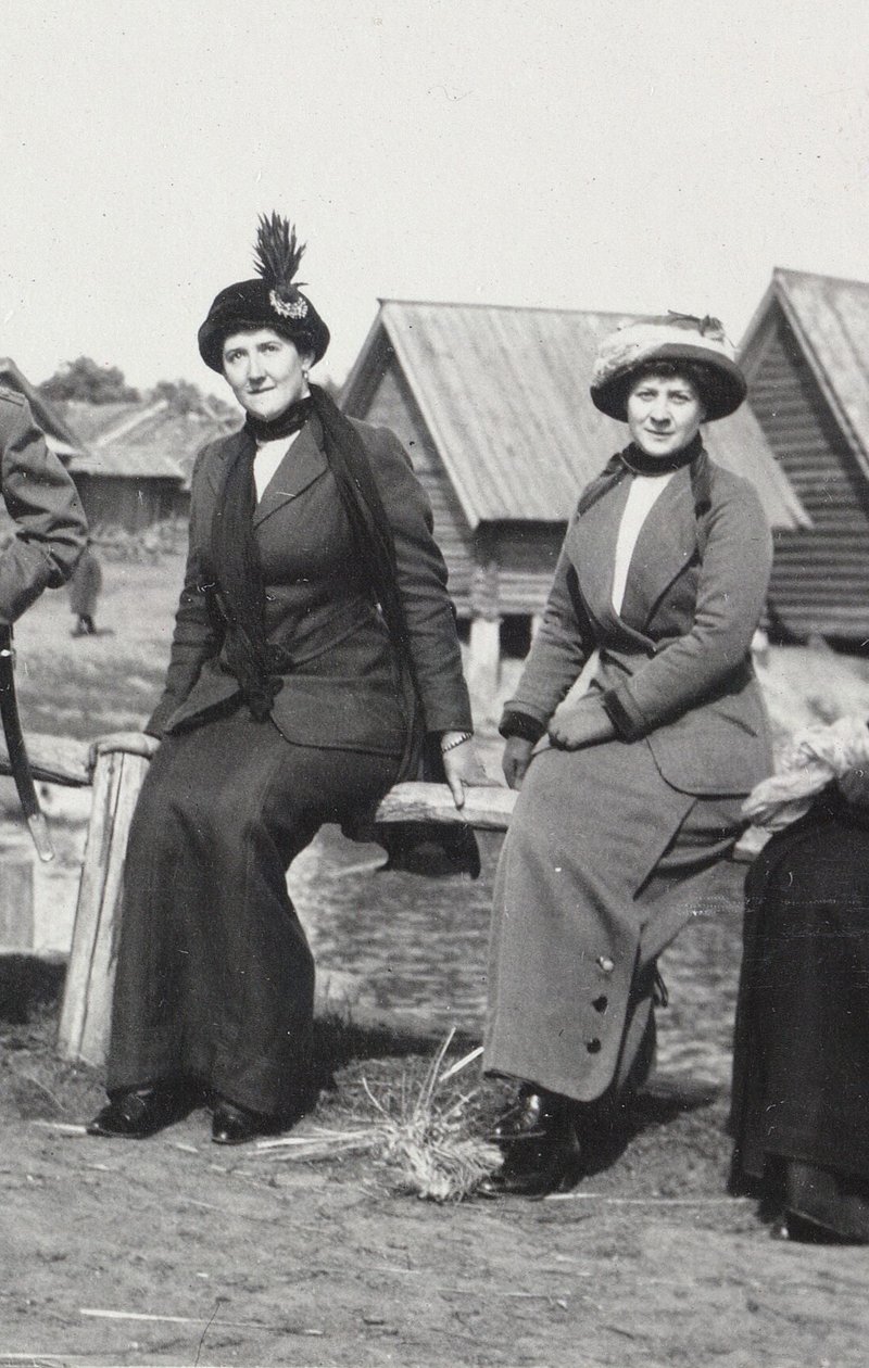 Maria Evgenyevna Golovina, sekretarz prawicy Rasputina i Julia Aleksandrowna Den, 1912-1913 autorstwa Unbekannt