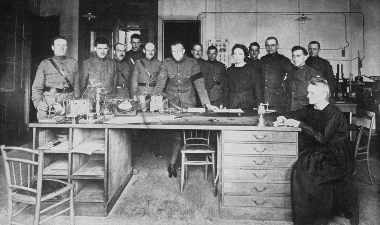 Marie Curie, urodzona w Polsce fizyka francuska, w Instytucie Radowym, Paryż, 1919 autorstwa Unbekannt