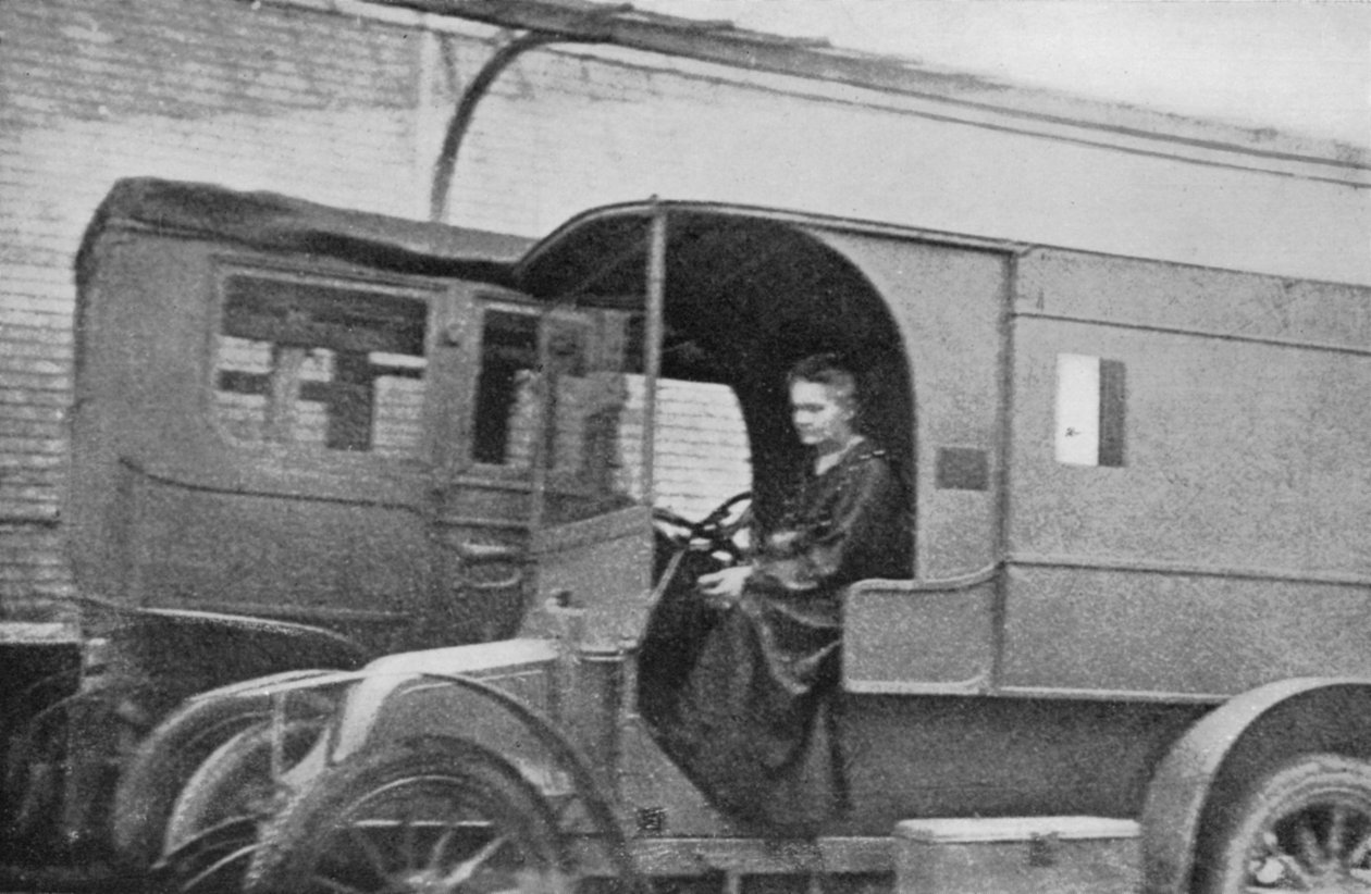 Marie Curie, urodzona w Polsce fizyka francuska, prowadząca samochód przerobiony na aparat radiologiczny, 1914 autorstwa Unbekannt