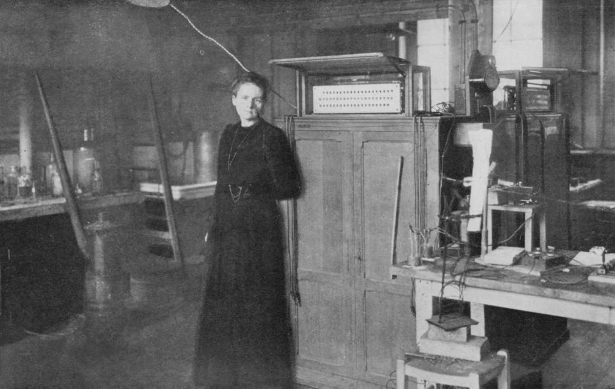 Marie Curie, urodzona w Polsce, francuska fizyka, w swoim laboratorium, 1912 autorstwa Unbekannt