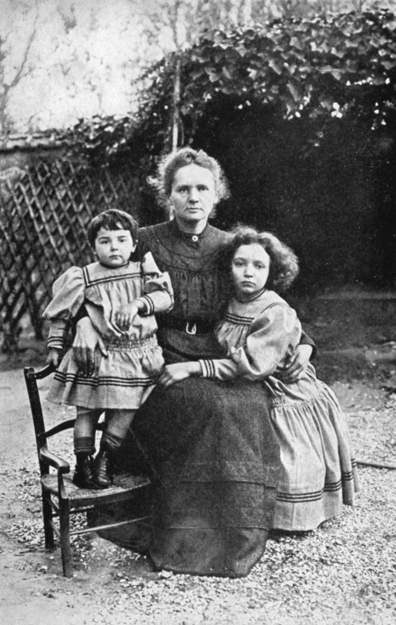 Marie Curie, francuska fizyczka urodzona w Polsce, z córkami Ewą i Ireną, 1908 autorstwa Unbekannt