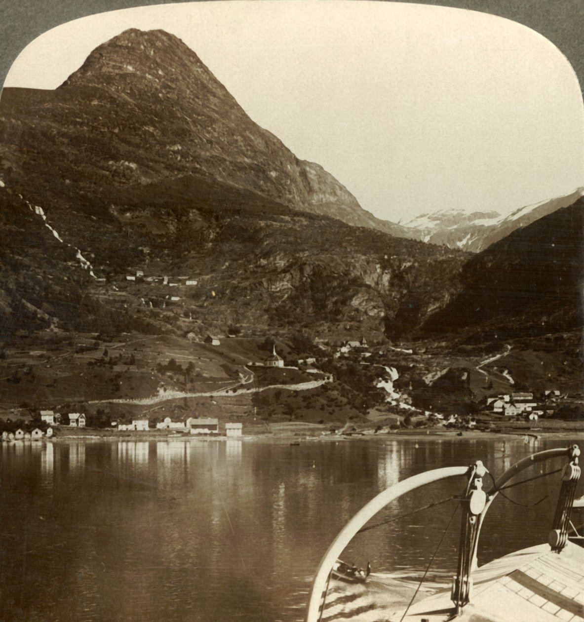 Marok i stojące za nim gigantyczne wyżyny, S.S.E. z Geirangerfjord w Norwegii, ok. 1905. autorstwa Unbekannt