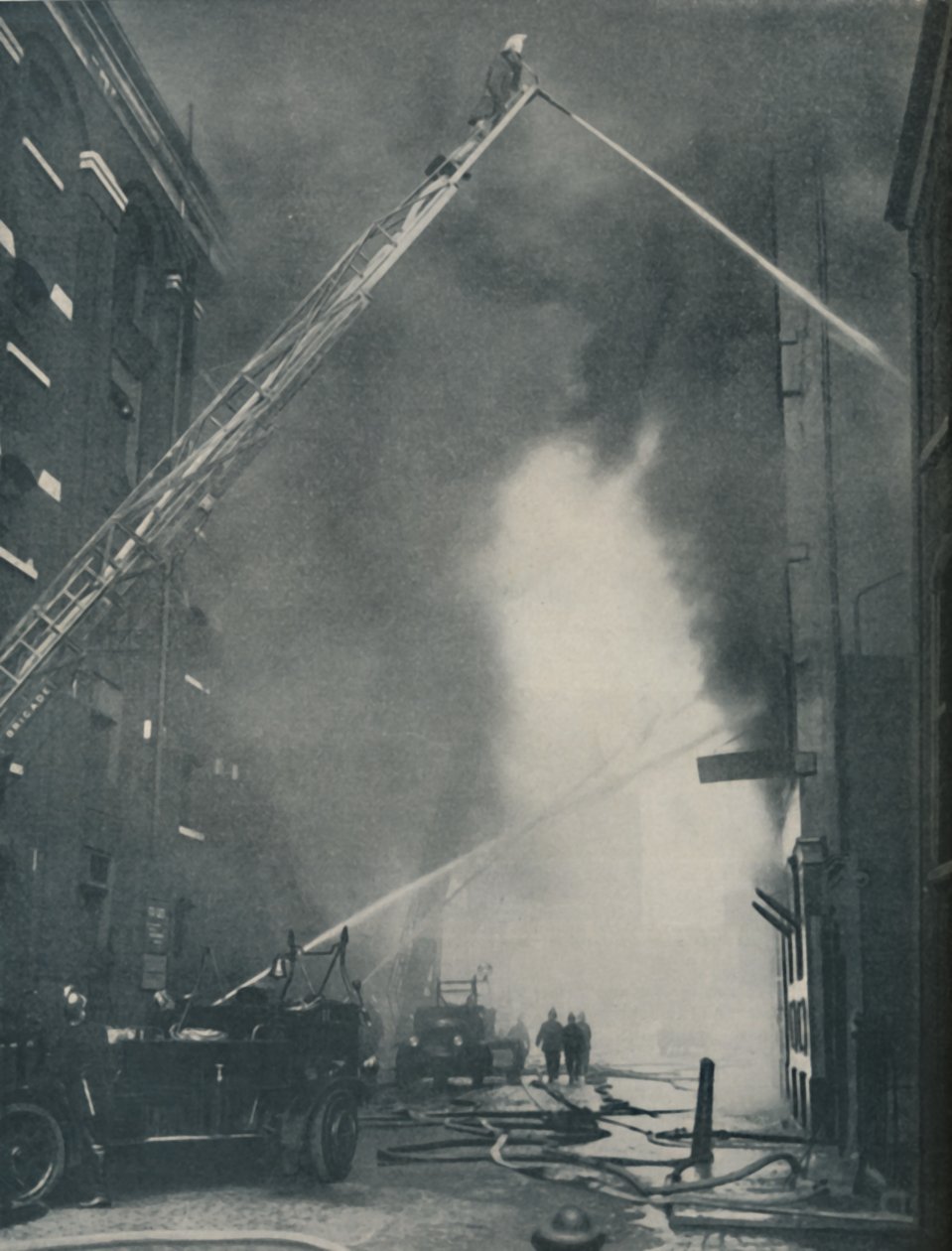 Zmasowane siły współczesnego strażaka przeciw pożarowi miasta, ok. 1935 r autorstwa Unbekannt