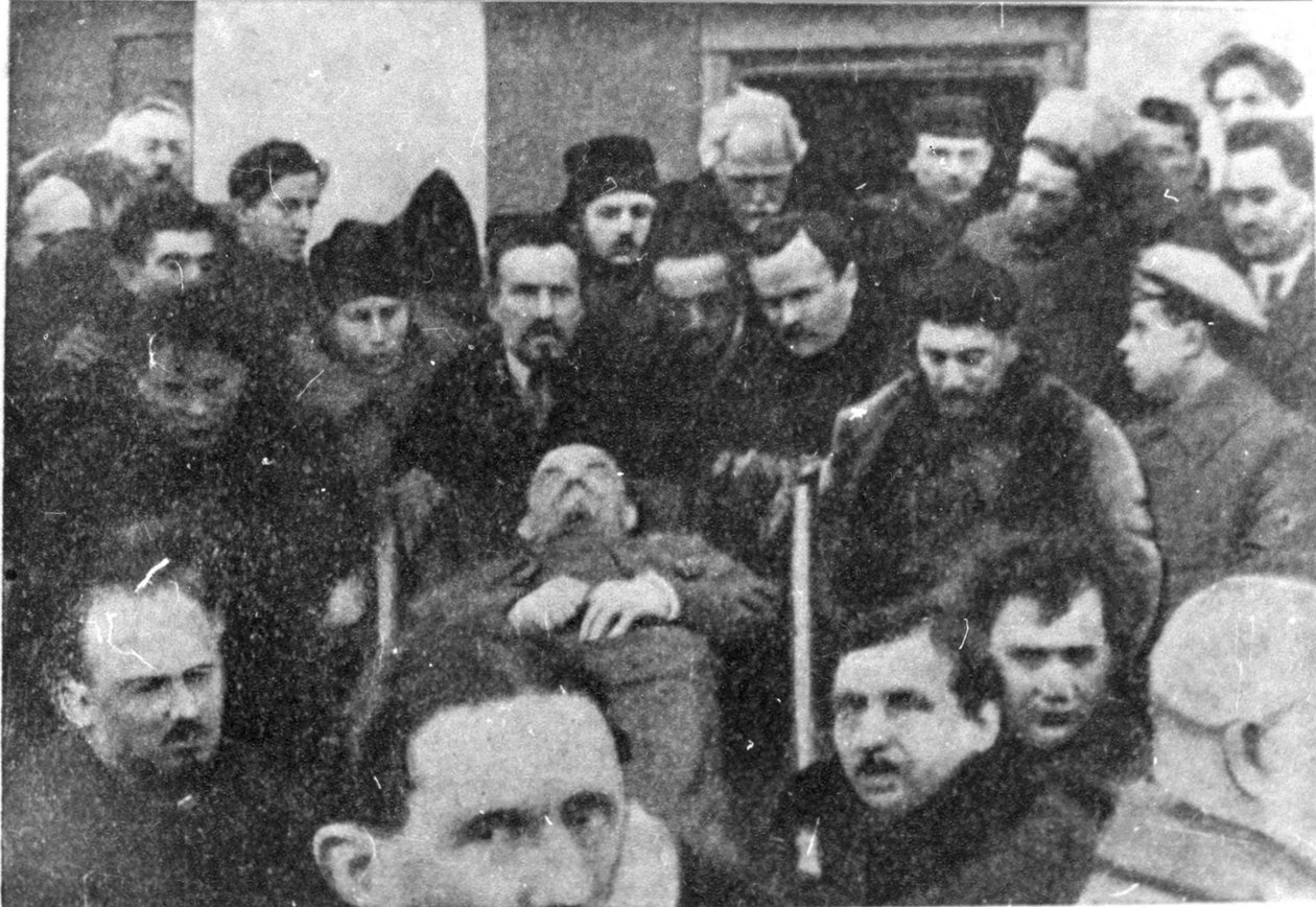 Członkowie KC niosący trumnę Lenina, 27 stycznia 1924 r. autorstwa Unbekannt