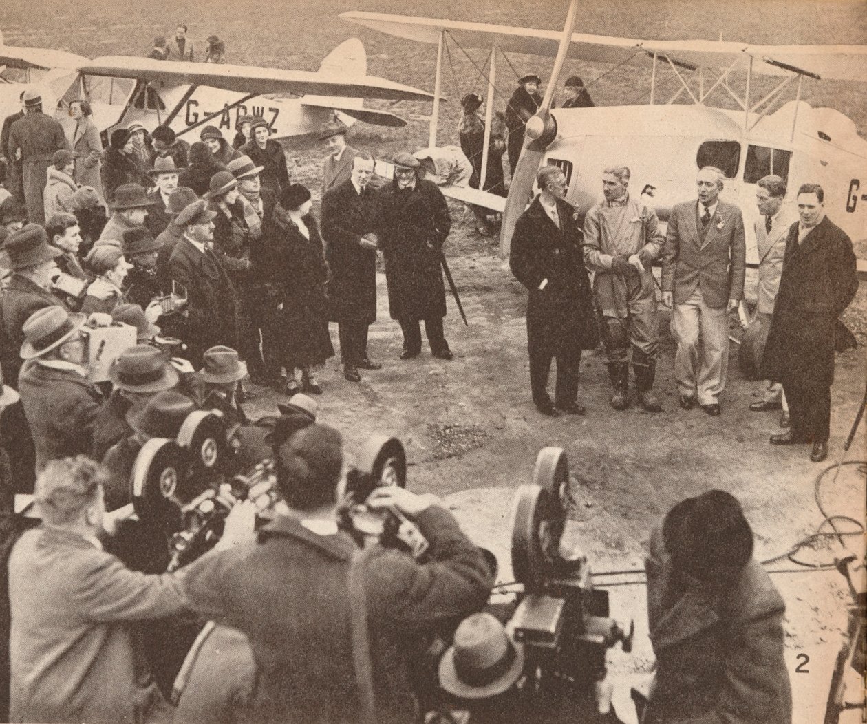 Członkowie ekspedycji na lotnisku Heston, 17 lutego 1933, tuż przed wyjazdem do Indii, c1 autorstwa Unbekannt