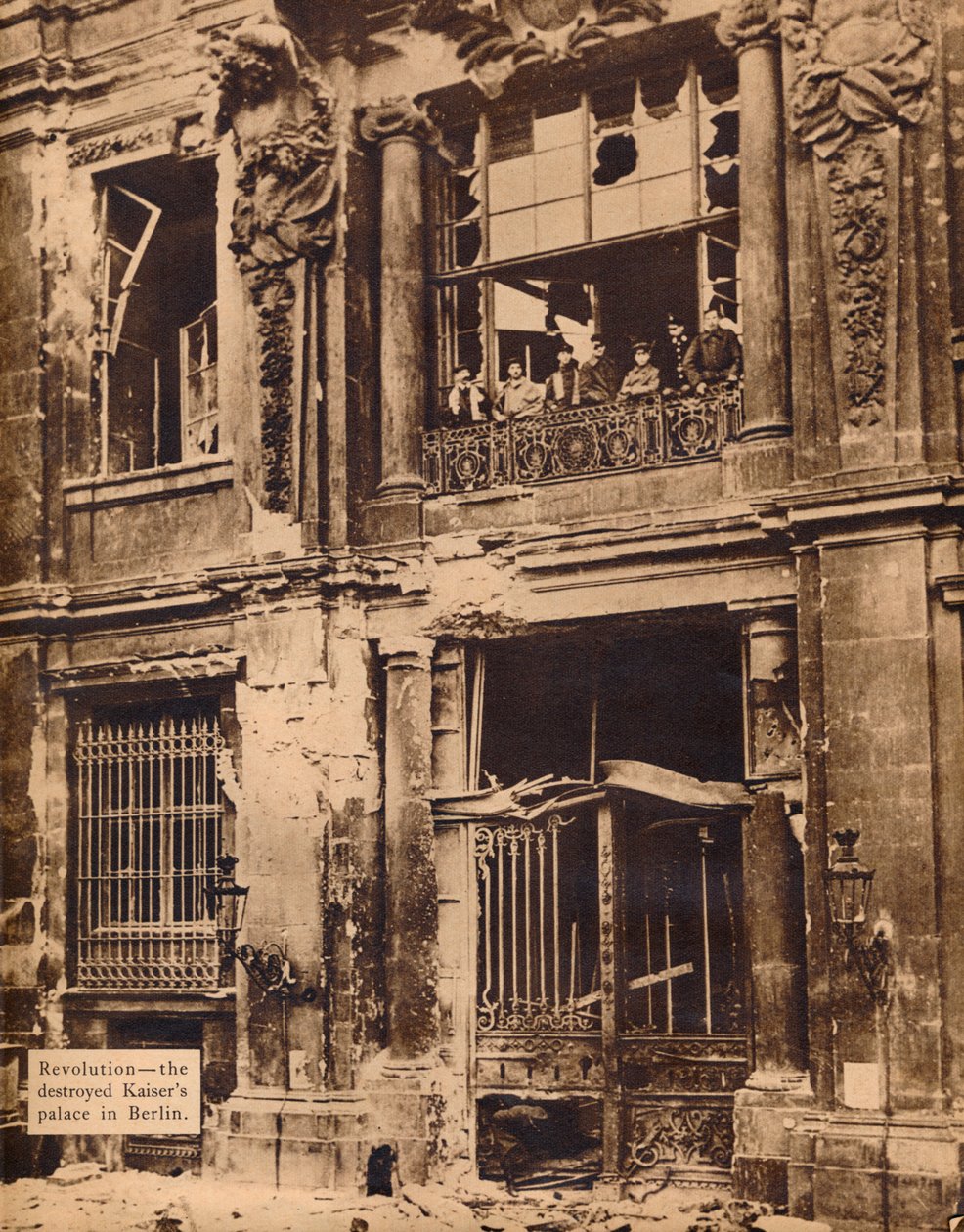 Członkowie Ludowego Oddziału Morskiego na Balkonie Pałacu Miejskiego, grudzień 1918, 1918, 193 autorstwa Unbekannt