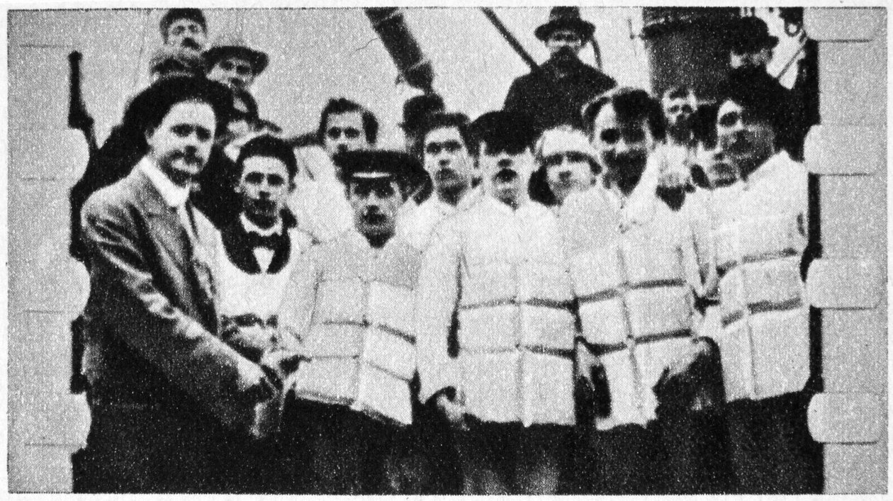 Członkowie załogi Titanica w kamizelkach ratunkowych, 1912 autorstwa Unbekannt