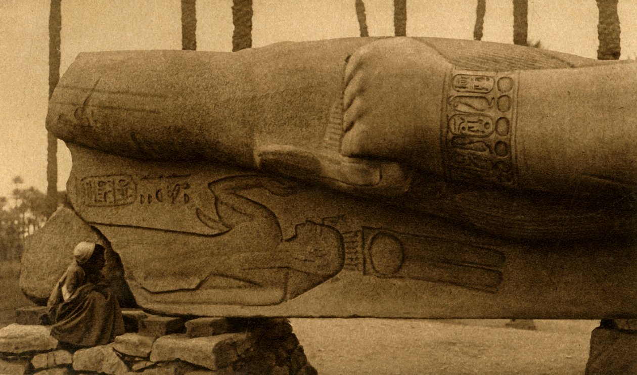 Memphis - Kolosalna Statua Ramzesa II Szczegół, c1918-c1939. autorstwa Unbekannt