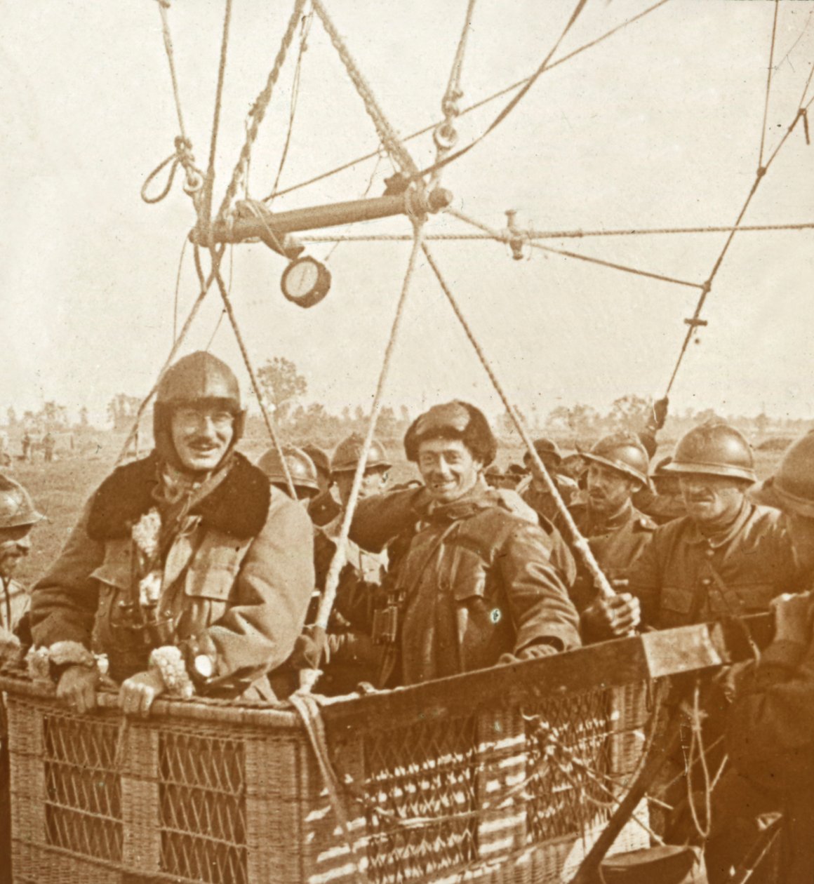 Mężczyźni w koszu na balony obserwacyjne, c1914-c1918 autorstwa Unbekannt