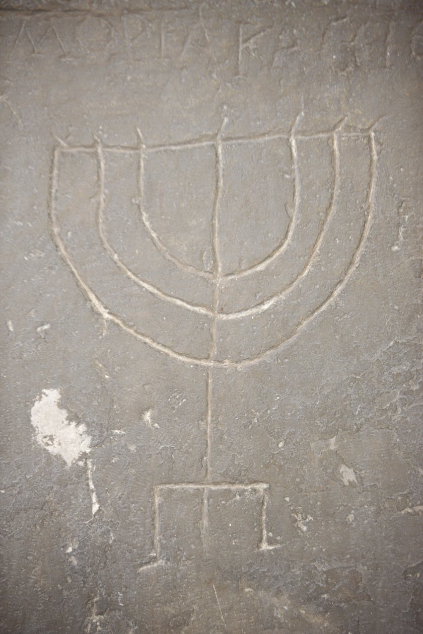Menora (Menorah) wyrzeźbiona na starym nagrobku, Budapeszt, Hongrie autorstwa Unbekannt