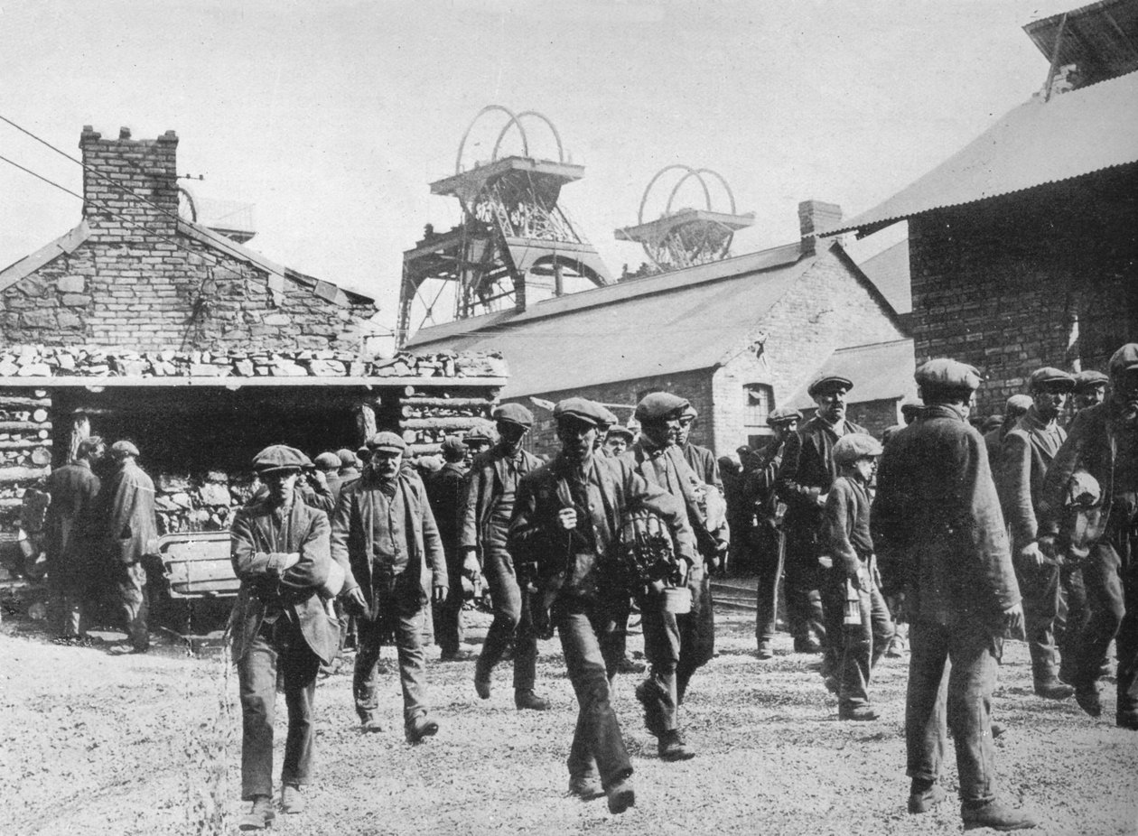 Górnicy opuszczają kopalnię po wygaśnięciu ich zawiadomień o strajku, 1915 autorstwa Unbekannt