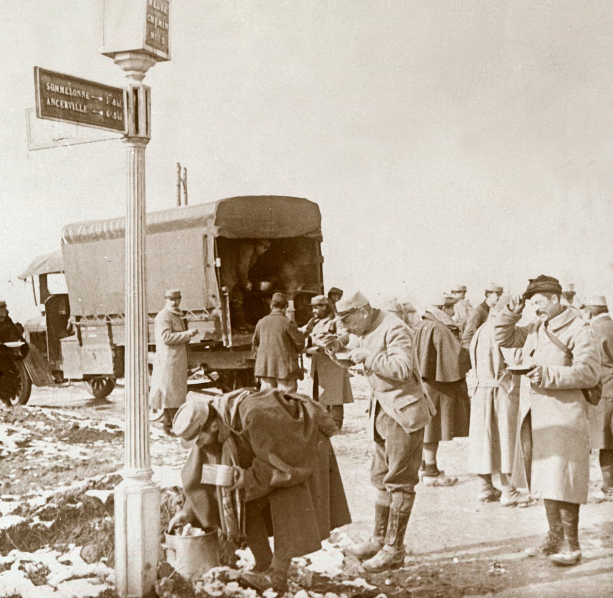 Mobilna kuchnia na Voie Sacrée, Verdun, północna Francja, c1914-c1918. autorstwa Unbekannt