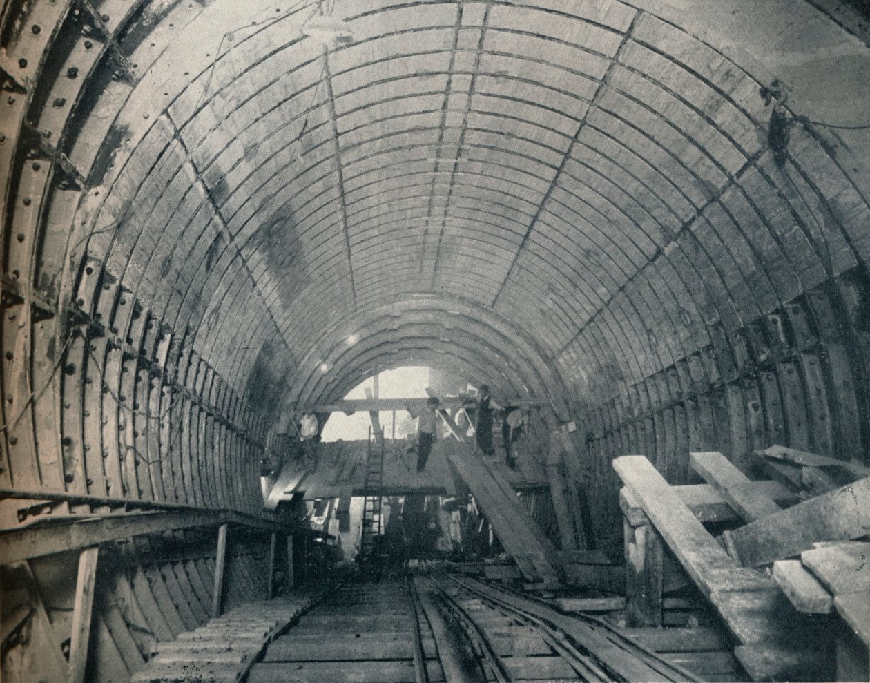 Współczesna emulacja Piranesiego: Tunel schodów ruchomych nr 3 na stacji Piccadilly Circus, 1929 autorstwa Unbekannt