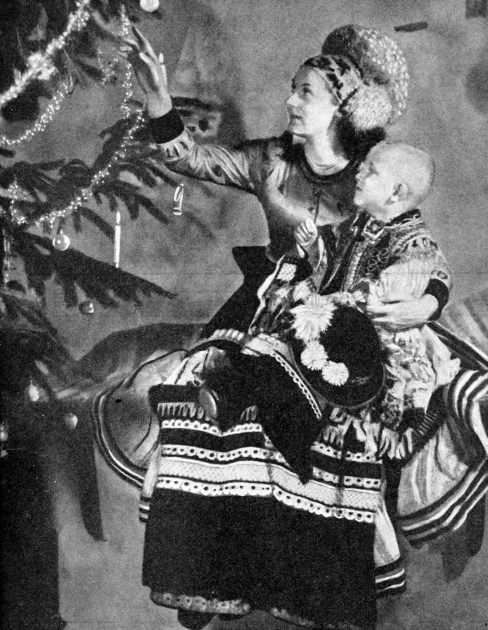 Matka i dziecko z choinką, Matyo, Miskole, Węgry, 1936 autorstwa Unbekannt