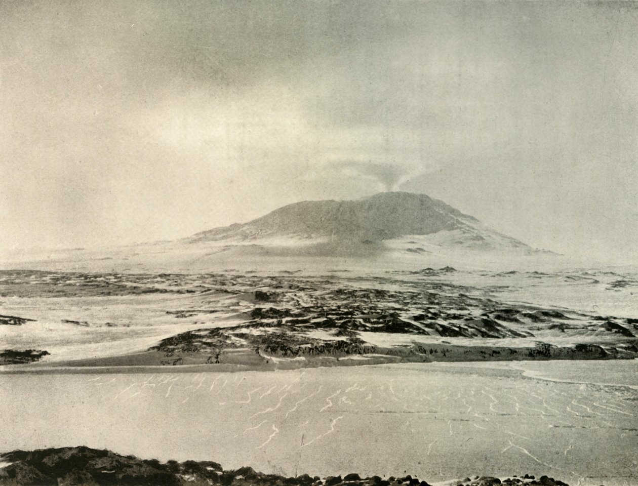Erebus podczas erupcji 14 czerwca 1908, 1909 autorstwa Unbekannt