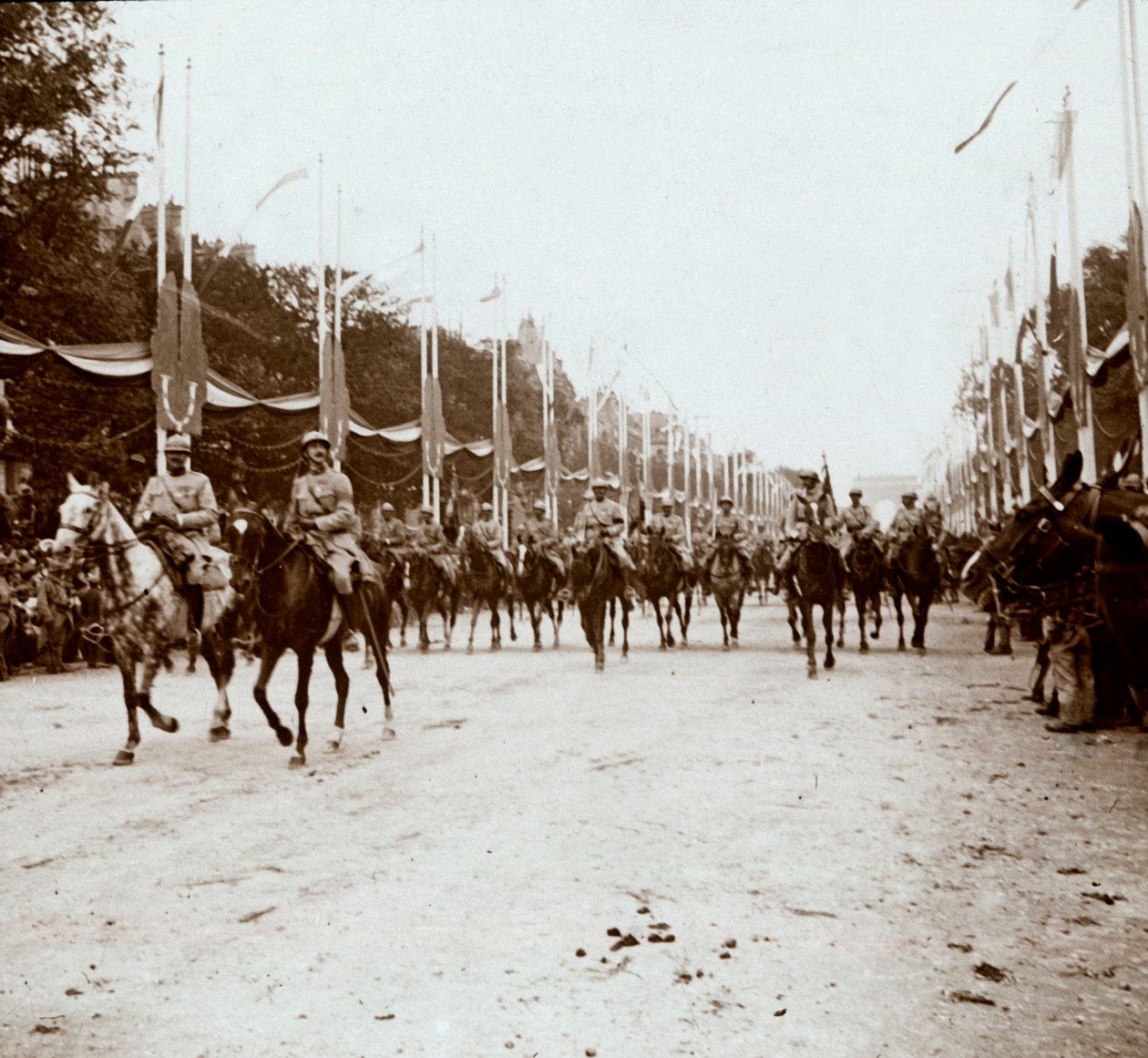 Oficerowie konni, parada zwycięstwa, Paryż, Francja, c1918-c1919 autorstwa Unbekannt