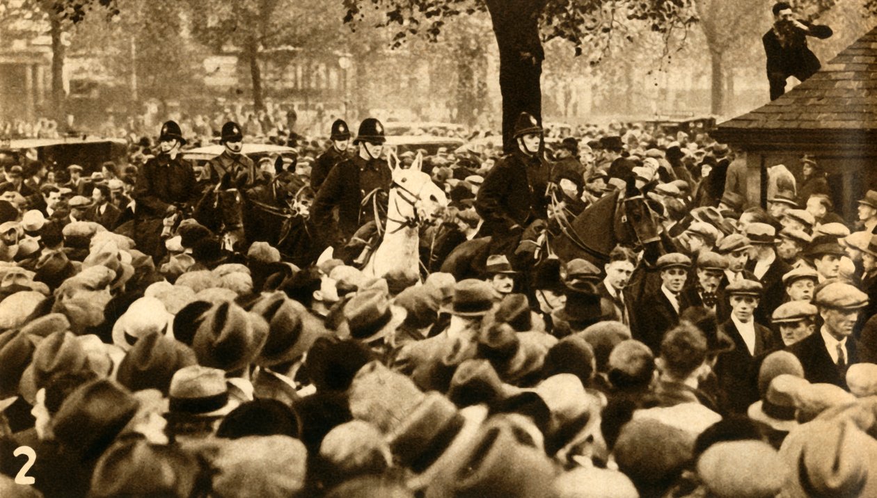 Policja konna i maszerujący, protesty przeciwko testowi środków finansowych, Hyde Park, Londyn, 1932, 1933. autorstwa Unbekannt