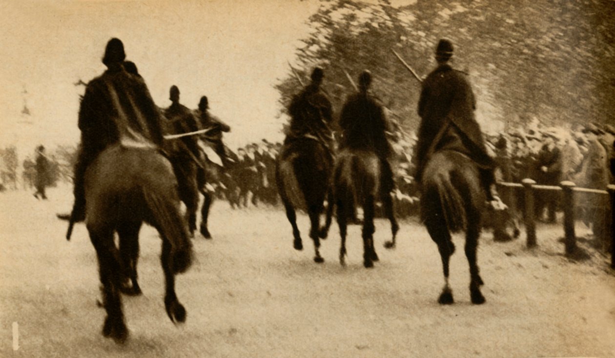 Maszerujący na koniach policyjnych z pałkami, protesty przeciwko testom środków finansowych, Hyde Park, Londyn, 1932, 1933. autorstwa Unbekannt