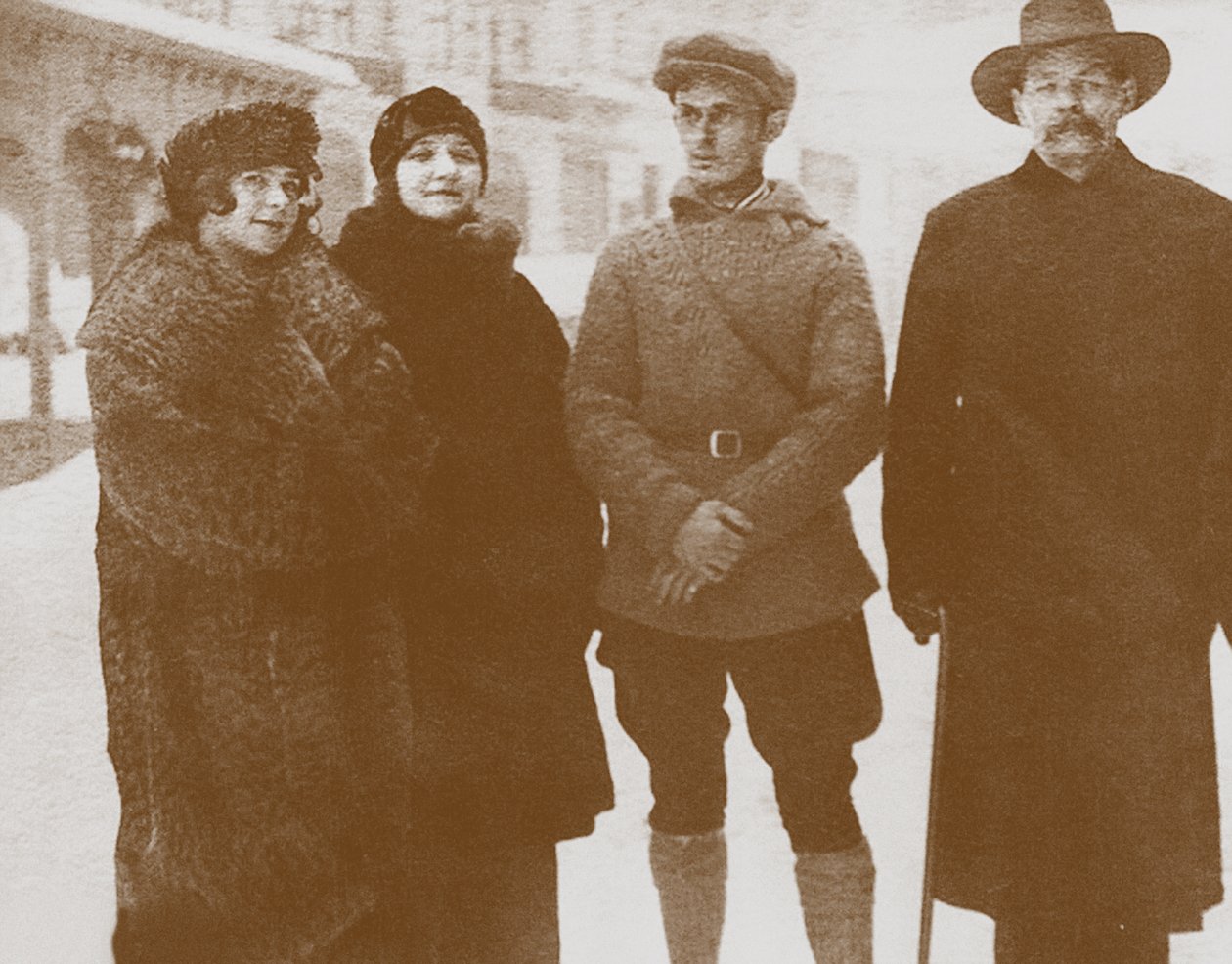 Moura Budberg drugi od lewej z Maximem Gorkim z prawej, ok. godz. 1920 autorstwa Unbekannt
