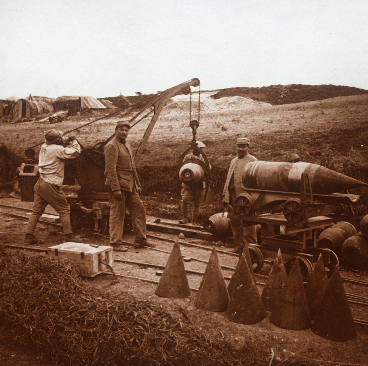Przenoszenie muszli z dźwigiem, Genicourt, północna Francja, c1914-c1918 autorstwa Unbekannt