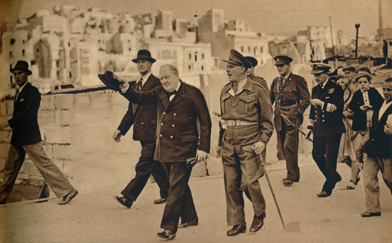 Pan Churchill odwiedził Maltę, gdzie jest widziany z feldmarszałkiem Lordem Gortem, 1943-1944 autorstwa Unbekannt