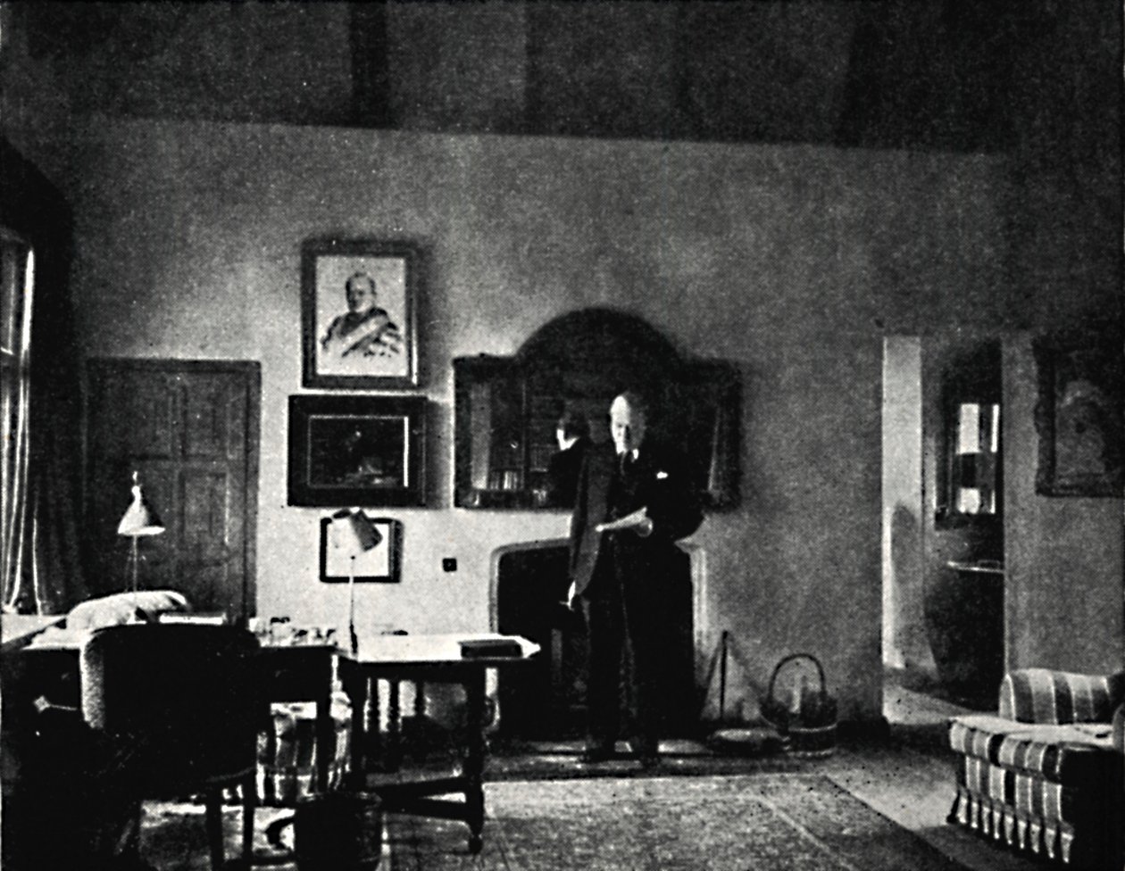 Pan Churchill w swoim gabinecie w Westerham, lata 30., 1945. autorstwa Unbekannt