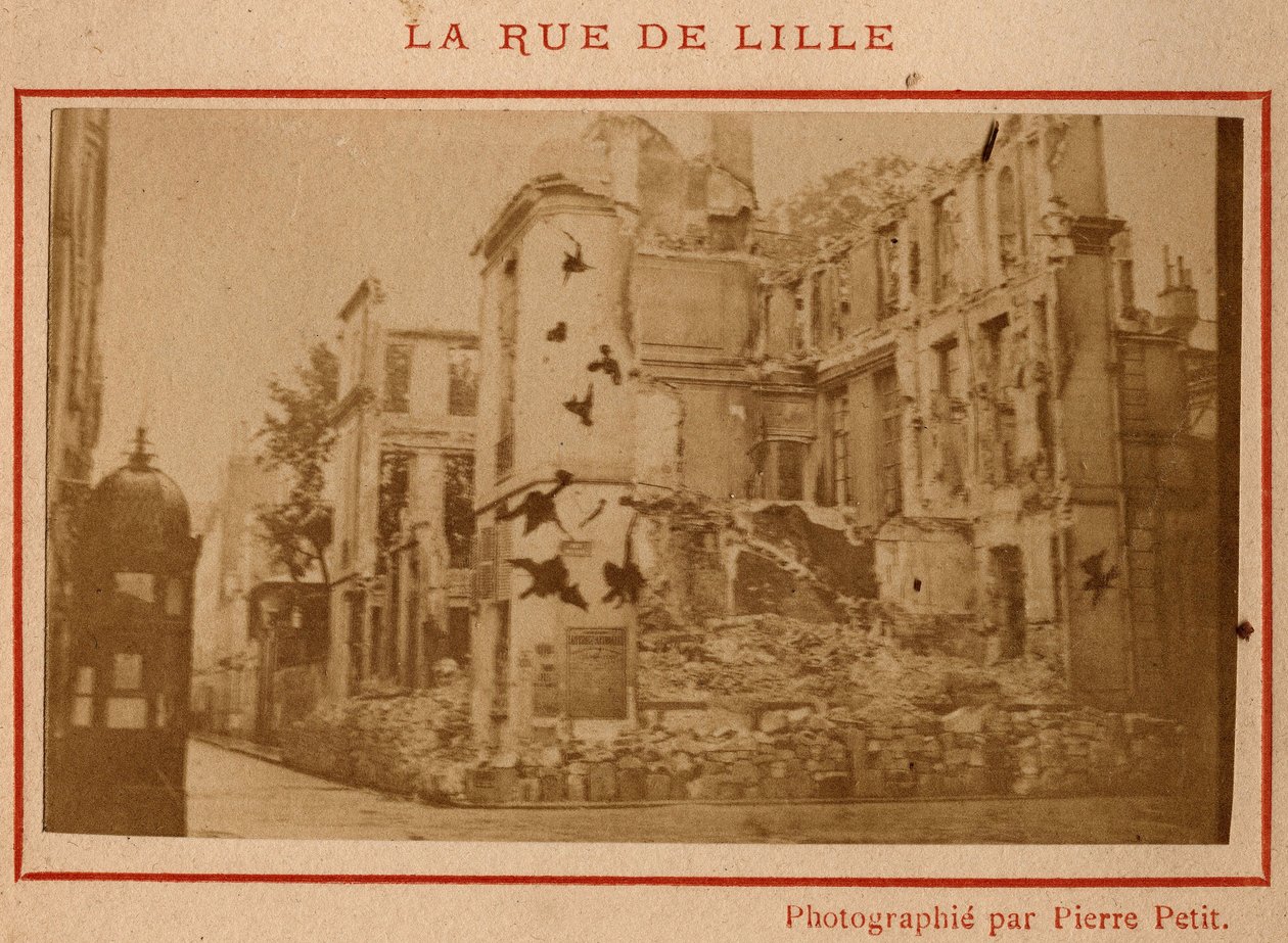 Gmina Paryż (1871): widok zniszczonych budynków przy rue de Lille w Paryżu w maju 1871 r. Zdjęcie Pierre