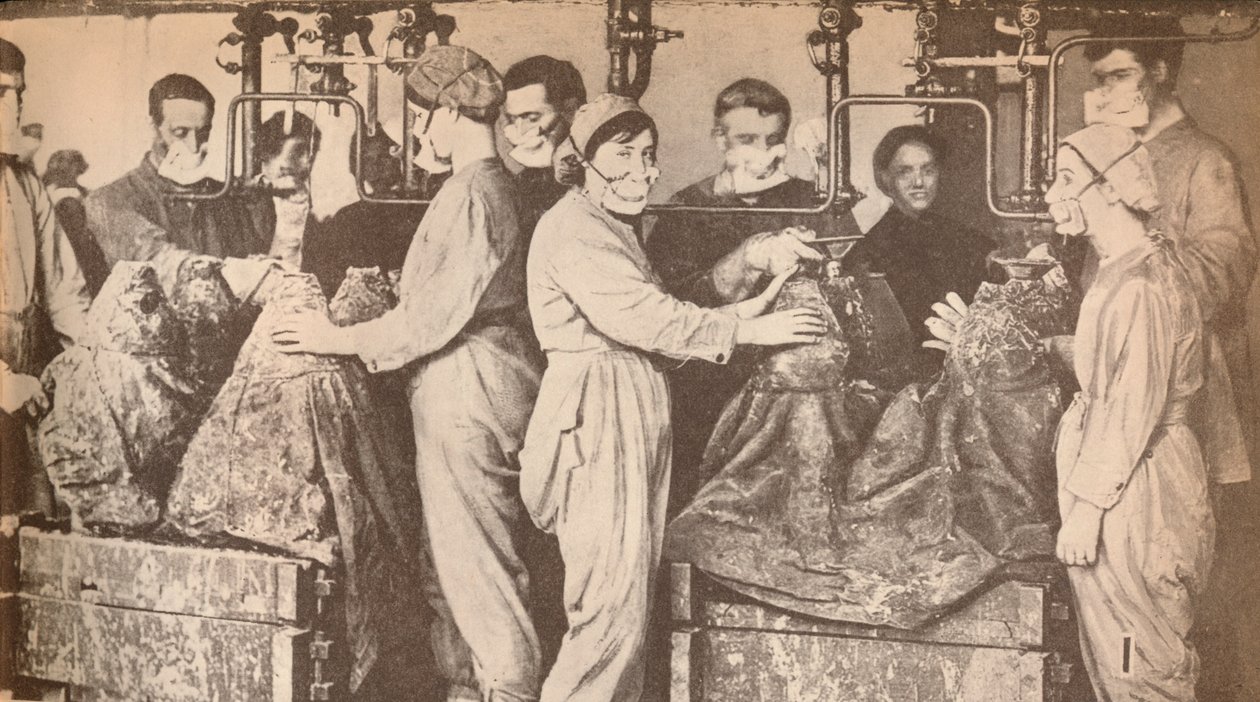 Robotnicy zbrojeniowi noszący maski oddechowe podczas napełniania sprzedaje trinitrotoluen TNT, c1916, 19 autorstwa Unbekannt