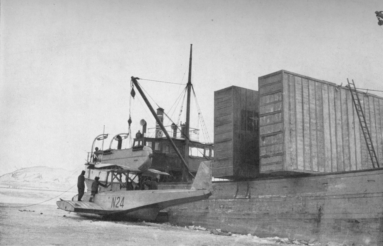 N24 na Derricks of the Hobby w Kings Bay, c1925, 1928 autorstwa Unbekannt