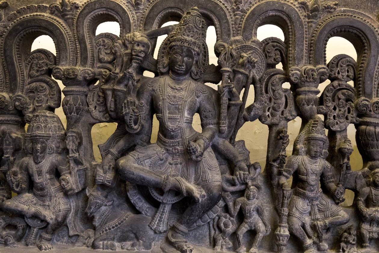 Muzeum Narodowe Indii, Delhi. Nadproże ukazujące trójcę (Brahmę, Wisznu i Śiwę). Kakatija autorstwa Unbekannt