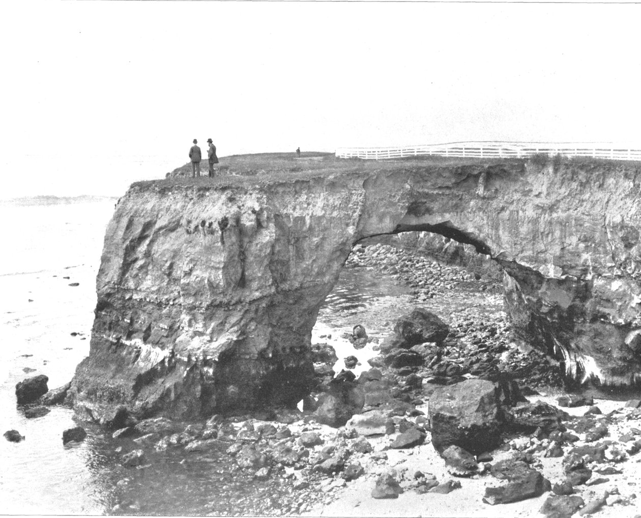 Naturalny most na wybrzeżu w pobliżu Santa Cruz, Kalifornia, USA, ok. 1900 r. autorstwa Unbekannt