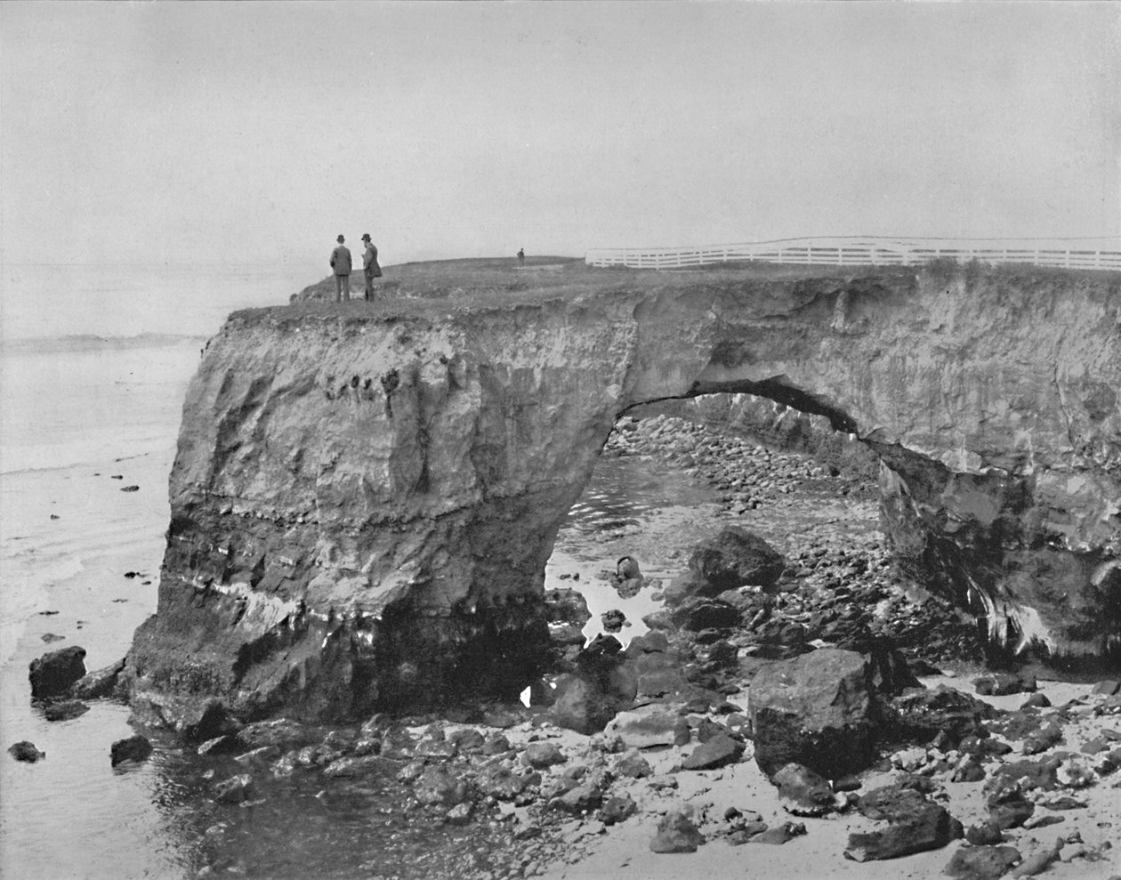 Natural Bridge na wybrzeżu w pobliżu Santa Cruz w Kalifornii, c1897. autorstwa Unbekannt