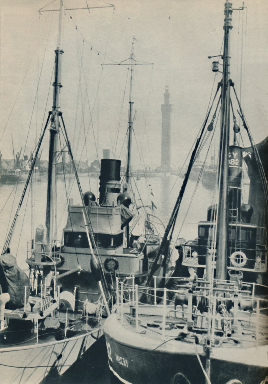 Naval Trawler, HMS Liffy przy statku rybackim Grimsby w Grimsby Docks, 1937 autorstwa Unbekannt