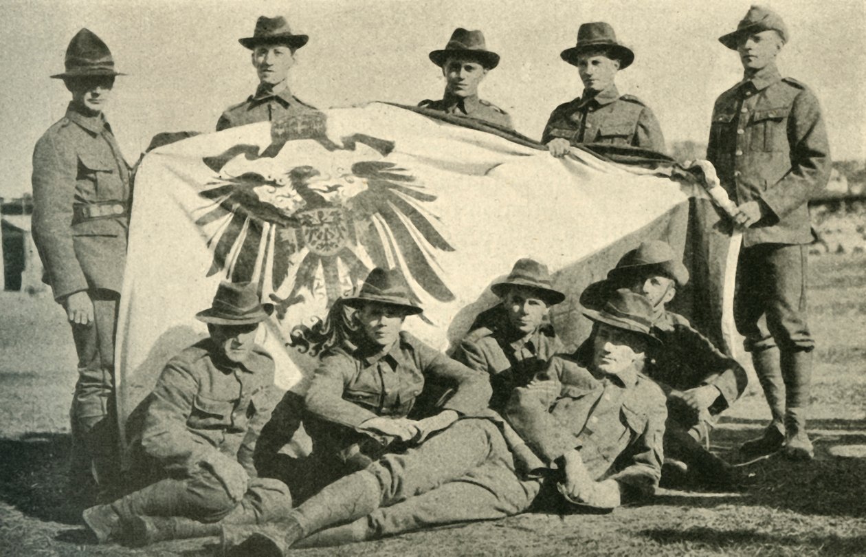 Nowozelandzcy żołnierze ze zdobytą niemiecką flagą, I wojna światowa, 1914, c1920. autorstwa Unbekannt