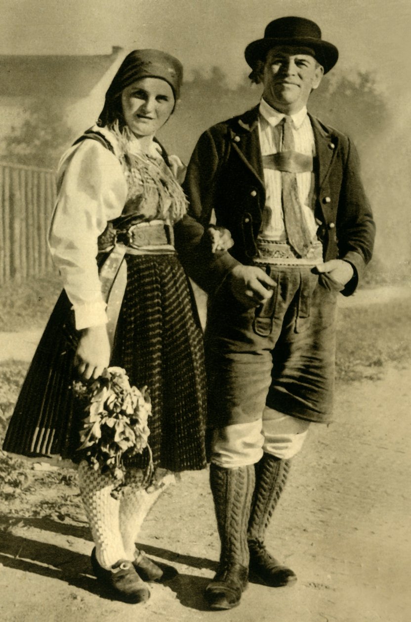 Nowożeńcy w tradycyjnych strojach, Karyntia, Austria, c1935. autorstwa Unbekannt