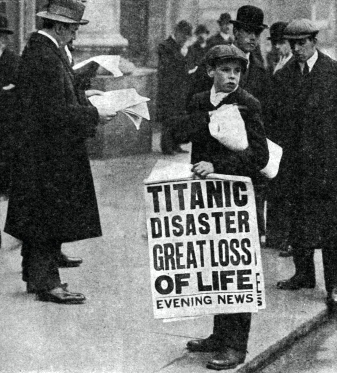 Chłopiec z gazety z wiadomościami o katastrofie Titanica, 14 kwietnia 1912 r. autorstwa Unbekannt
