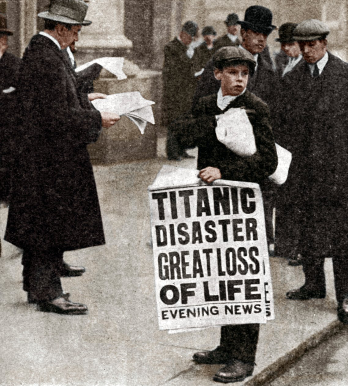 Chłopiec z gazety z wiadomościami o katastrofie Titanica, 14 kwietnia 1912 r. autorstwa Unbekannt