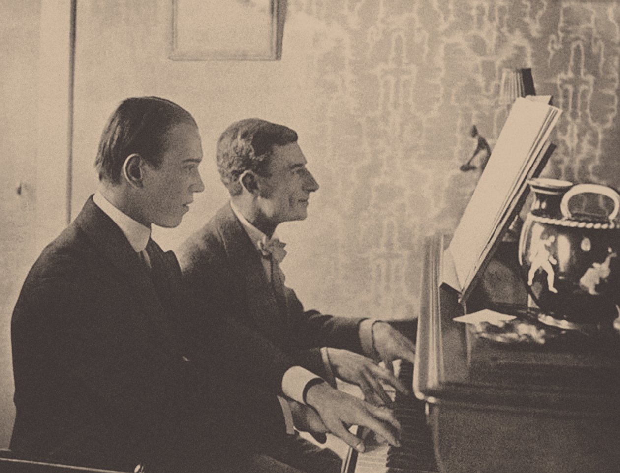Niżyński i Maurice Ravel przy fortepianie grają partyturę z Daphnis i Chloe, 1912 autorstwa Unbekannt