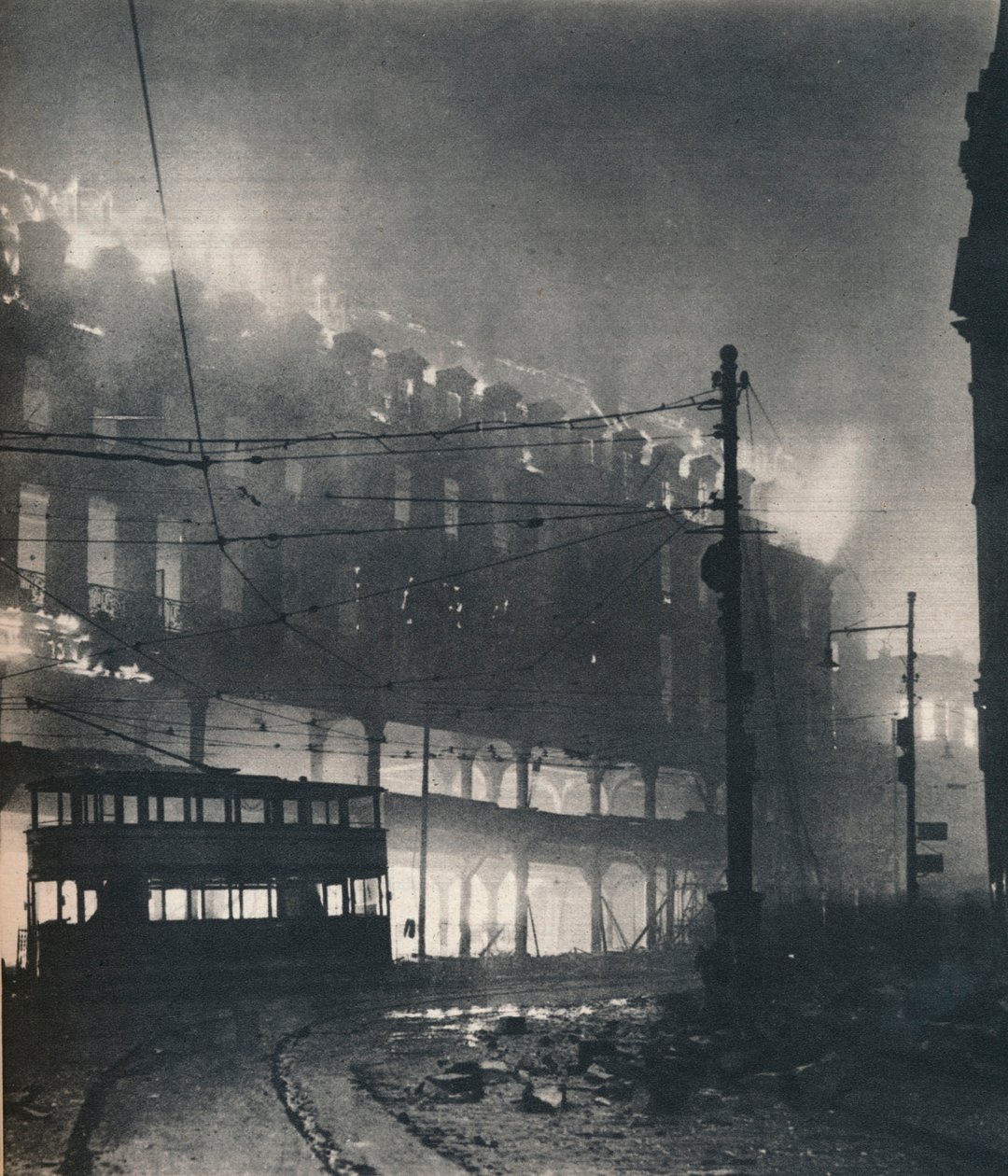 Dziewięć godzin bombardowania. Kiedy nadeszła kolej w Sheffields, był środek zimy. 1940 1942 autorstwa Unbekannt