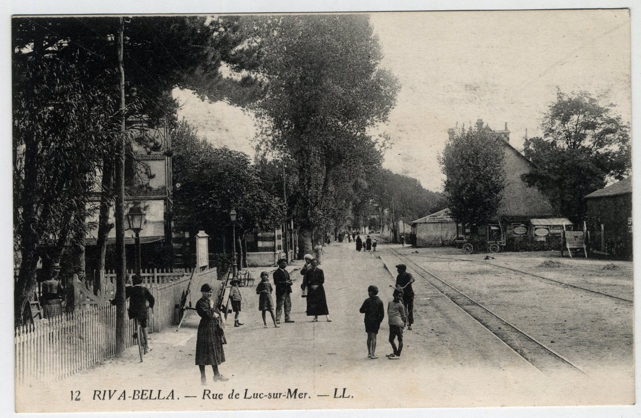 Normandia, Calvados (14), Ouistreham: widok ulicy Luc sur Mer w Riva Bella (Riva-Bella) - pocztówka koniec XIX-pocz. XX w. autorstwa Unbekannt