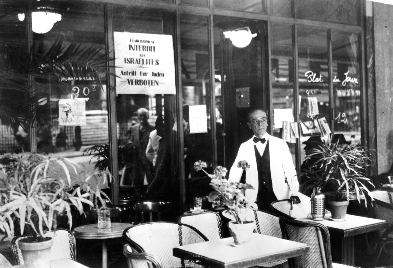 Ogłoszenie w oknie restauracji zakazujące wstępu Żydom, okupowany przez Niemców Paryż, lipiec 1940 autorstwa Unbekannt