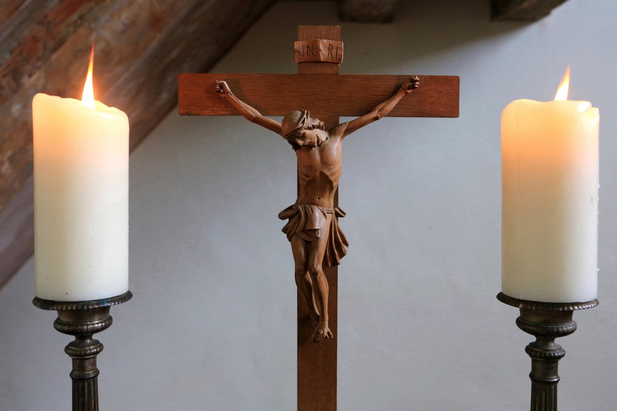 Obersteinbach, Bas-Rhin, Francja, 29.05.2014 - Świece i krucyfiks. Świątynia luterańska. autorstwa Unbekannt