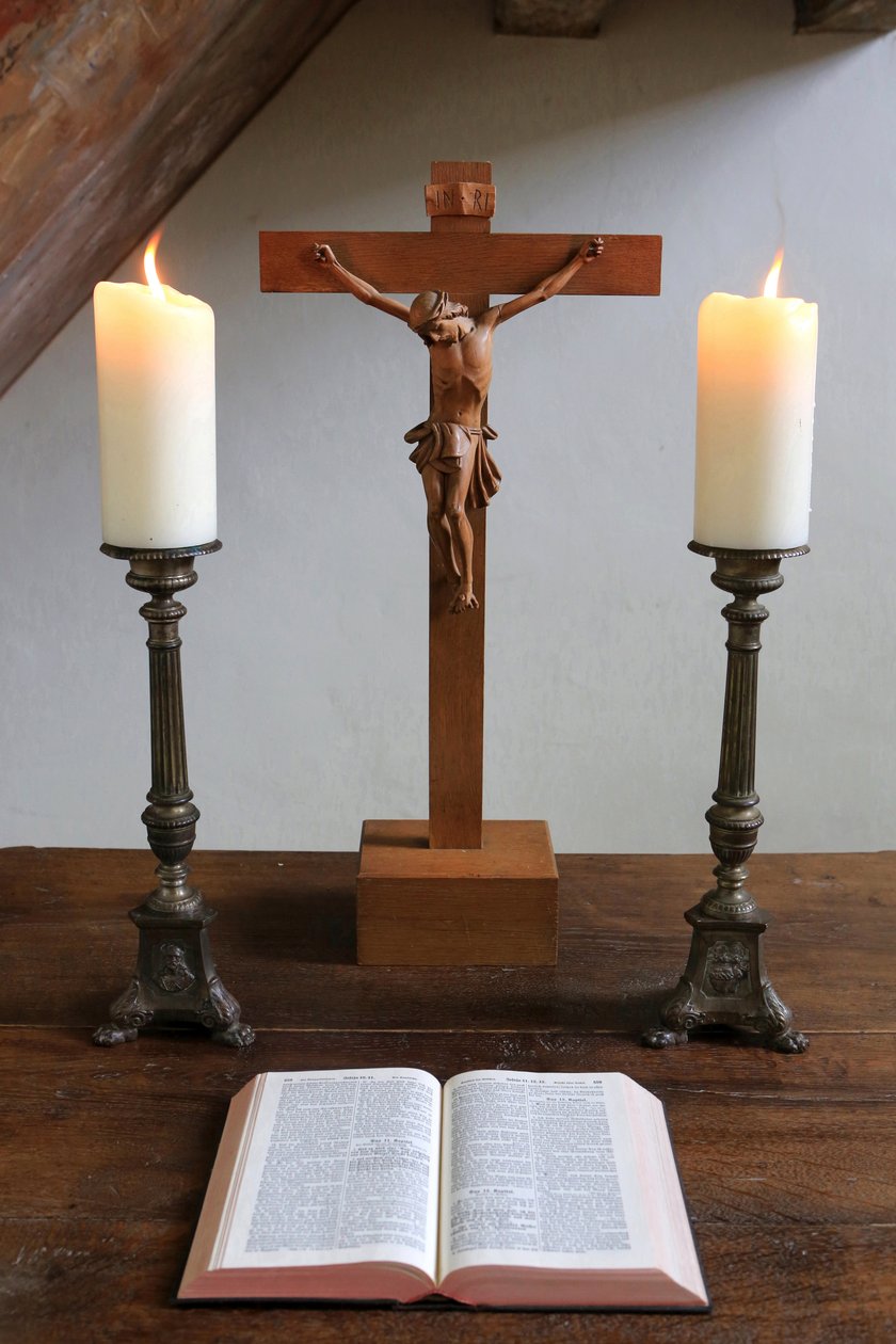 Obersteinbach, Bas-Rhin, Francja, 29.05.2014 - Świece, krucyfiks i Biblia. Świątynia luterańska. autorstwa Unbekannt