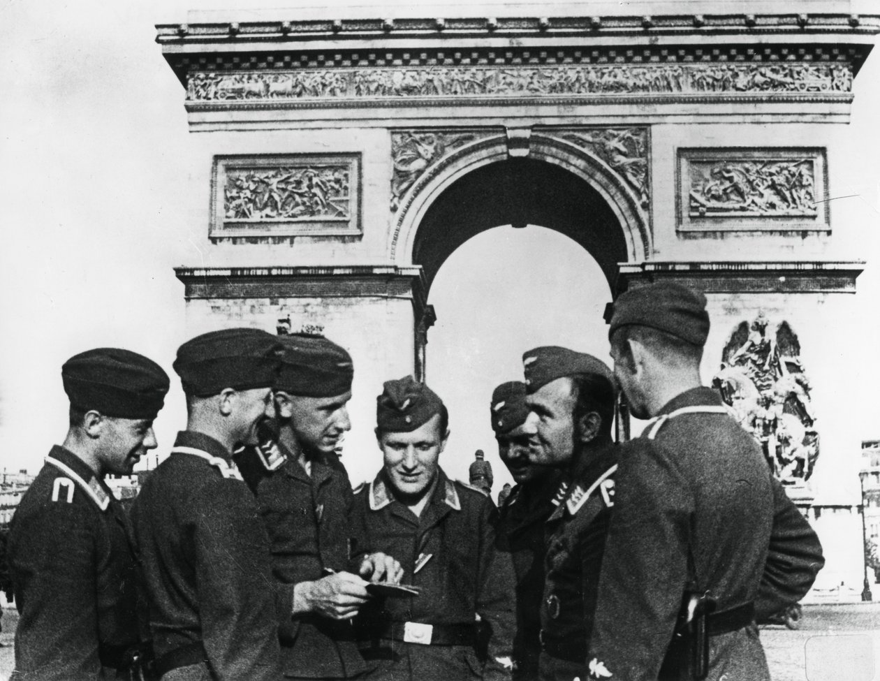 Okupacja wojsk niemieckich pod Łukiem Triumfalnym, Paryż, czerwiec 1940 autorstwa Unbekannt