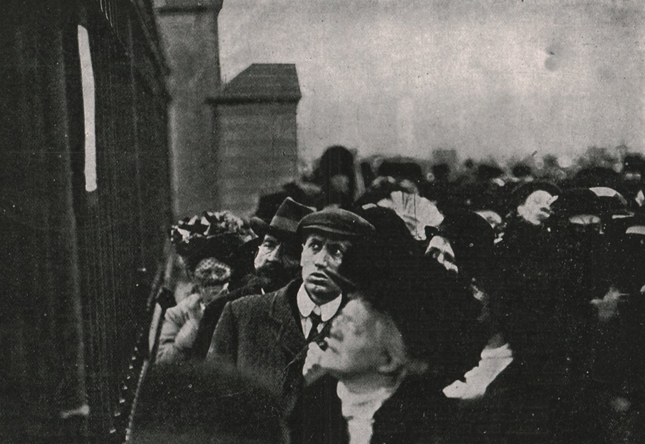Oficjalne zawiadomienie o śmierci króla Edwarda VII wysłane przed Pałacem Buckingham, maj 1910. autorstwa Unbekannt