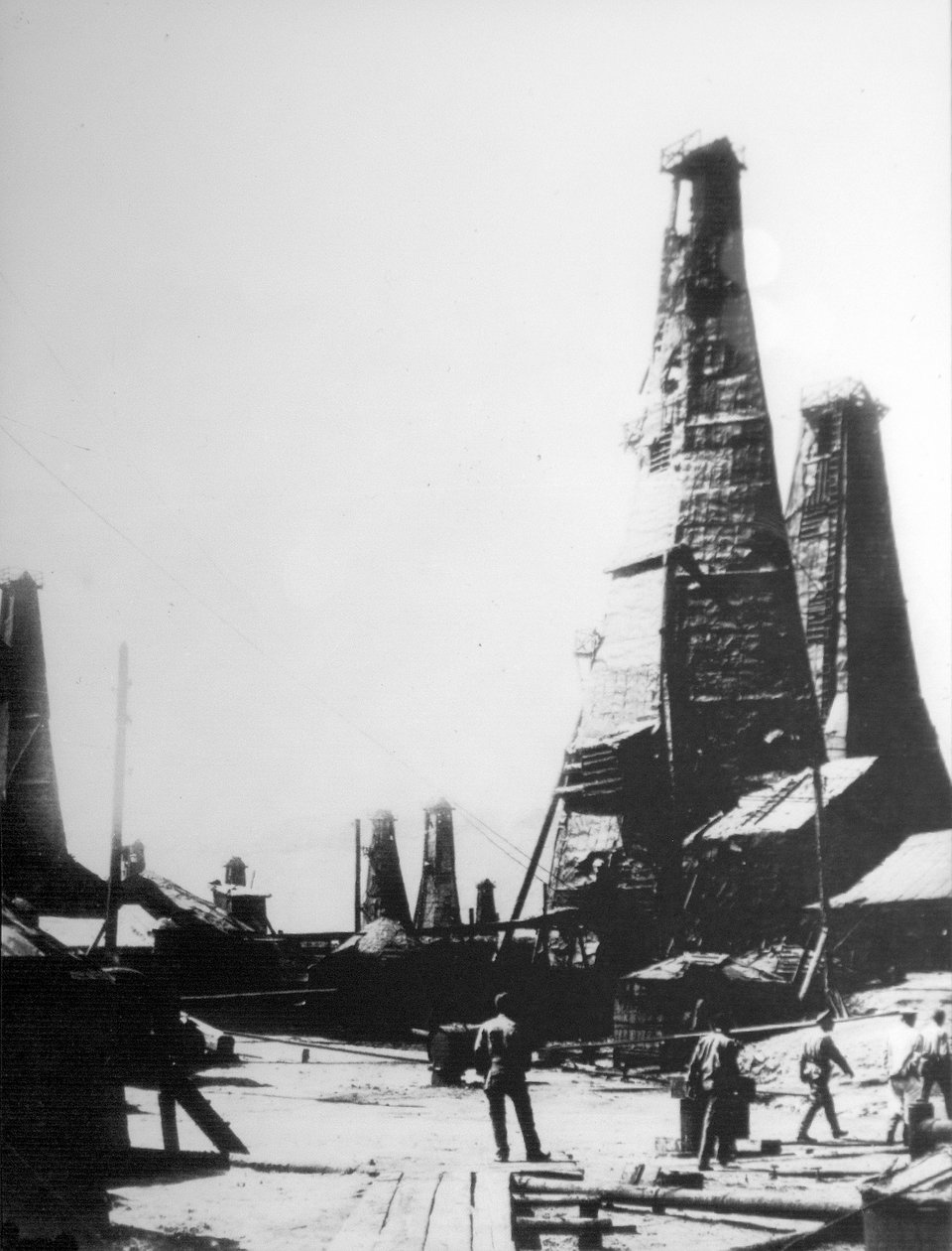 Wydobycie ropy naftowej w Baku, Rosja, c1903-c1906. autorstwa Unbekannt