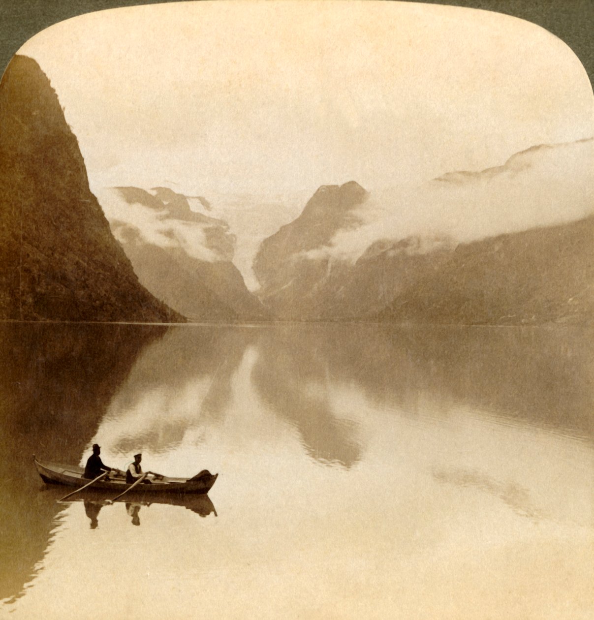 Nad ponurym jeziorem Olden, pomiędzy pokrytymi chmurami górami, do lodowca Maelkevold, Norwegia, 1905. autorstwa Unbekannt