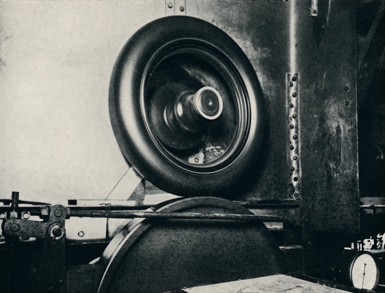 Jedna z opon Sir Malcolma Campbellsa jadąca z prędkością 300 mph, 1937 autorstwa Unbekannt
